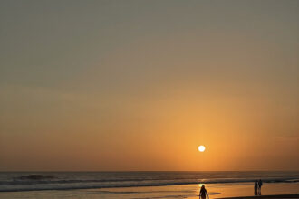 24 tydzień podróży - Zachód słońca nad oceanem na Bali symbolizujący początek nowego etapu podróży.