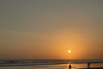 24 tydzień podróży - Zachód słońca nad oceanem na Bali symbolizujący początek nowego etapu podróży.