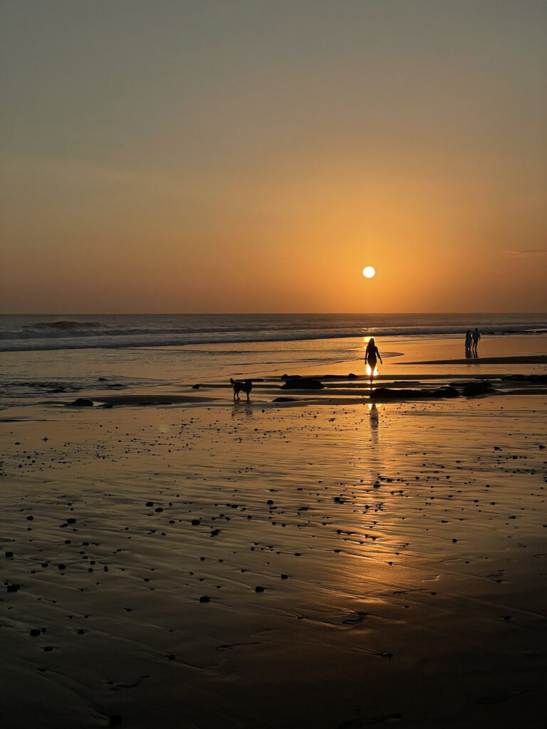 TYDZIEŃ 24 PODRÓŻY 1 24 tydzień podróży - Zachód słońca nad oceanem na Bali symbolizujący początek nowego etapu podróży.