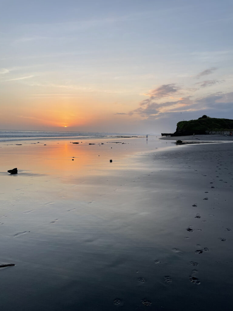 TYDZIEŃ 24 PODRÓŻY 4 Spacer brzegiem oceanu na Bali o zachodzie słońca.