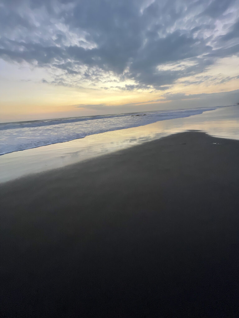 TYDZIEŃ 27 PODRÓŻY 5 Spacer nad oceanem na Bali podczas podróży.