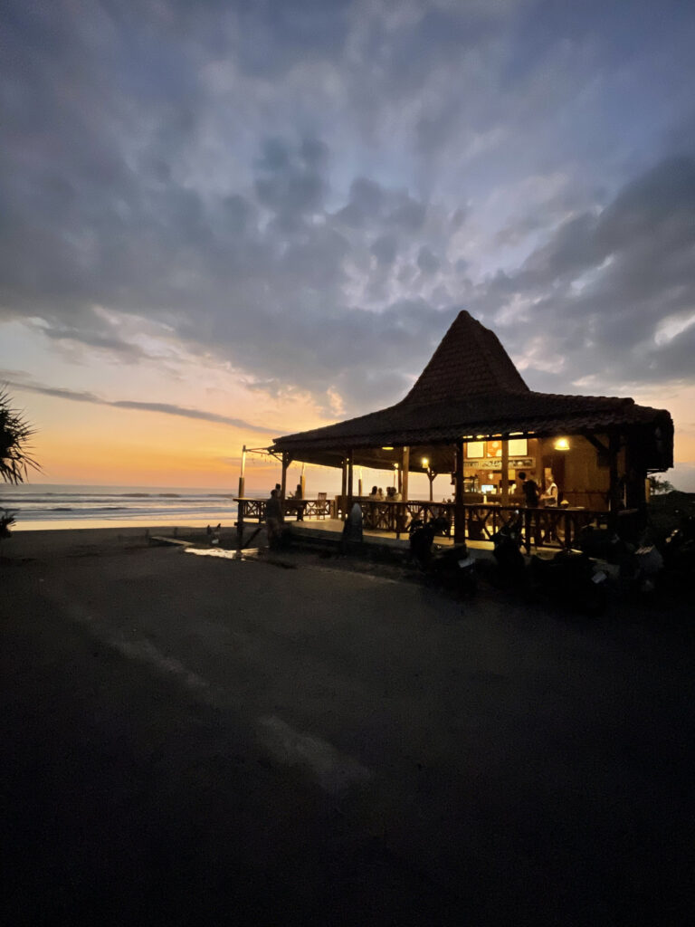 TYDZIEŃ 27 PODRÓŻY 6 Wieczorny spacer nad oceanem na Bali