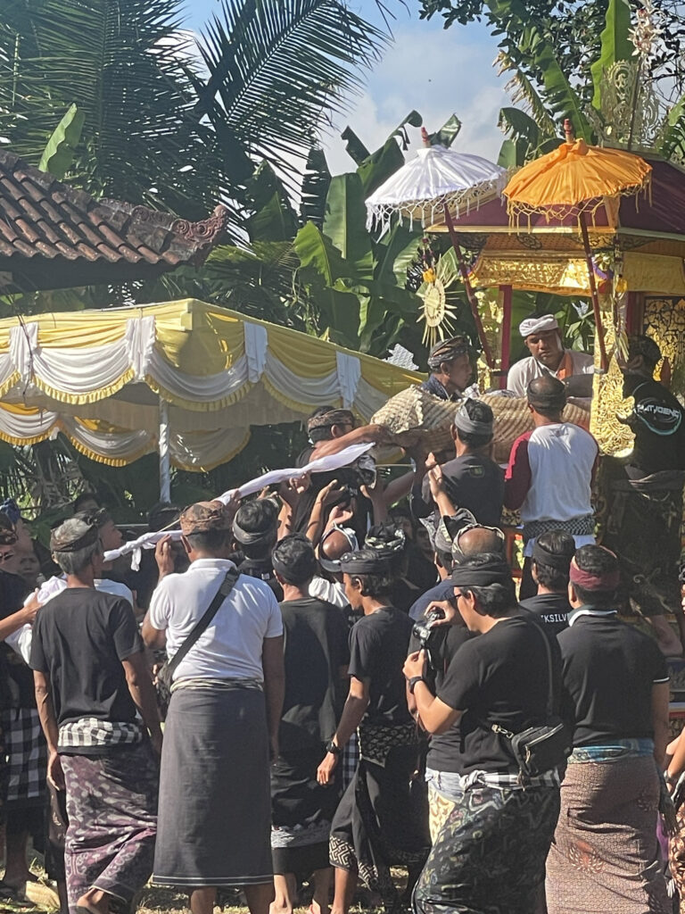 TYDZIEŃ 28 PODRÓŻY 8 Balijska ceremonia pogrzebowa i tradycyjna muzyka gamelan