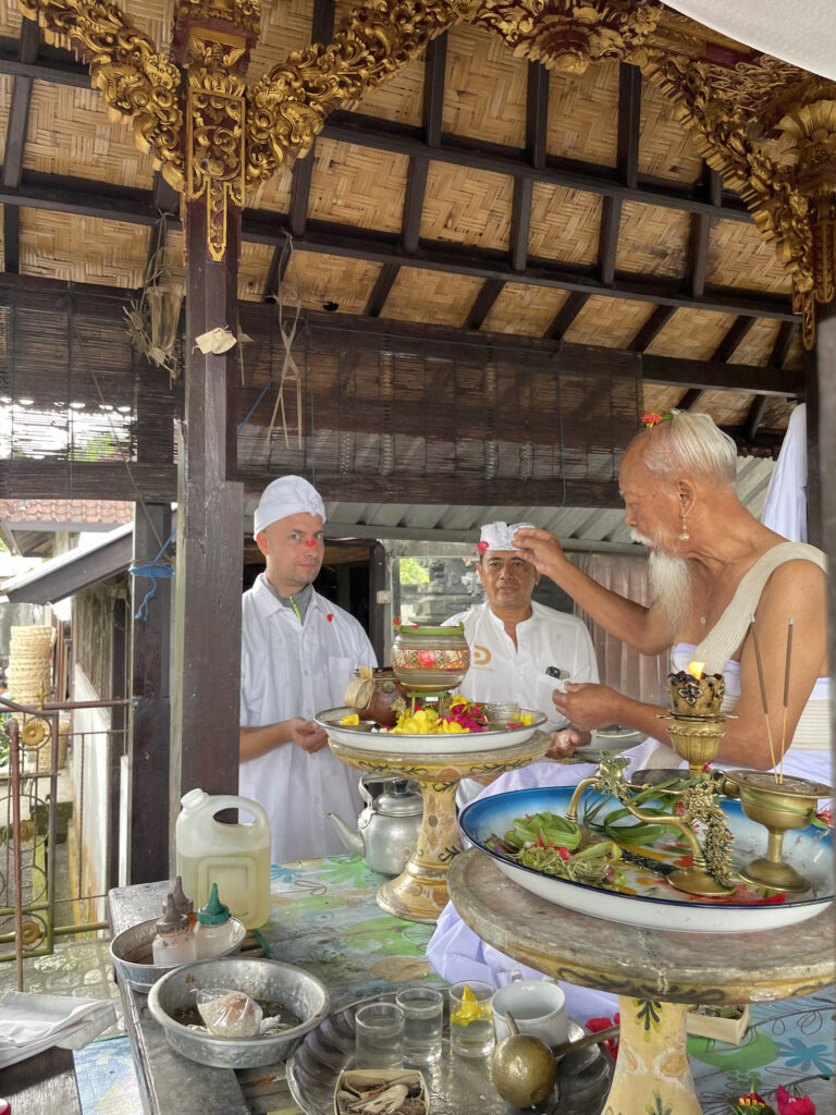 Spotkanie z Higher Priest w balijskiej wiosce Bebanden.