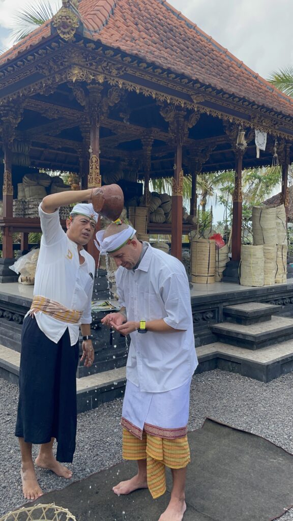 I WASN’T LOOKING FOR A PROPHECY. I WAS LOOKING FOR MEANING. 2 Balinese purification ceremony during an experience in Bebanden.