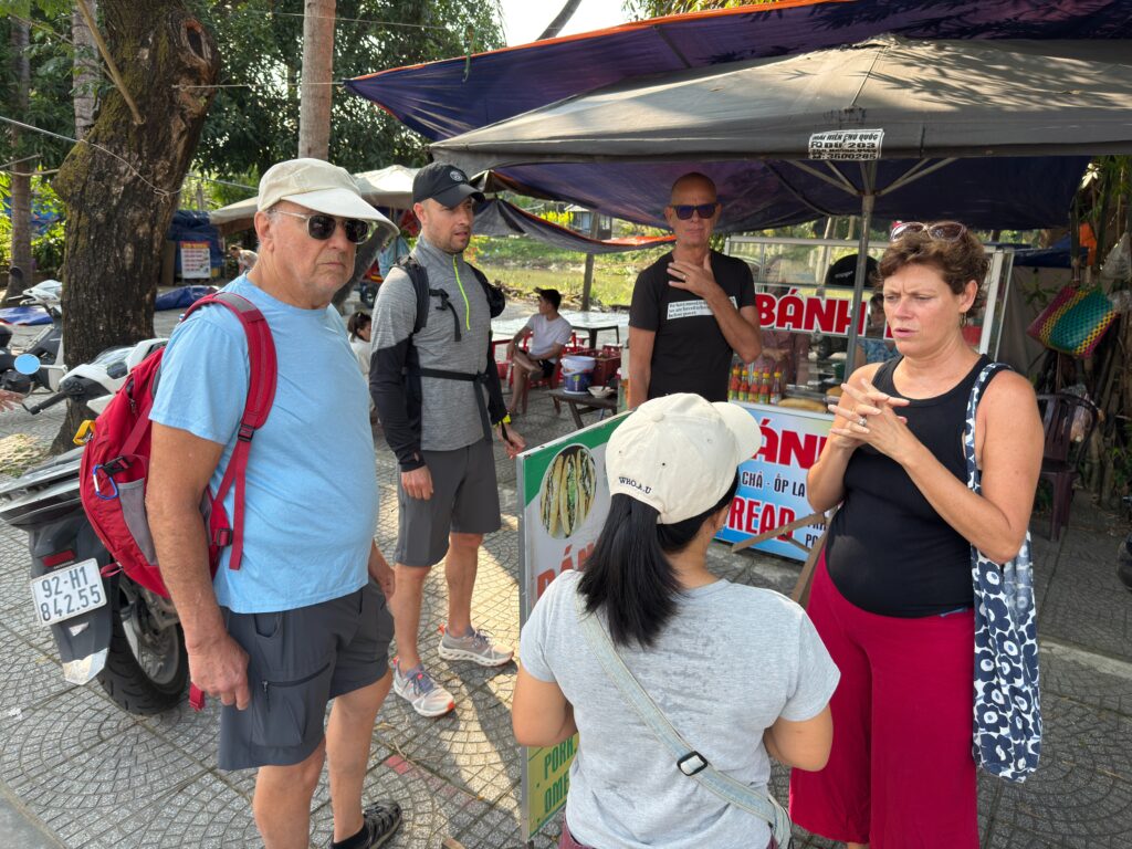 ODCIENIE LUDZKIEGO ŻYCIA #5 2 Spotkanie na rynku w Hoi An z Jules