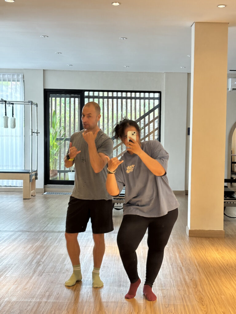 TYDZIEŃ 31 PODRÓŻY 2 Poranny Pilates podczas pobytu na Bali.