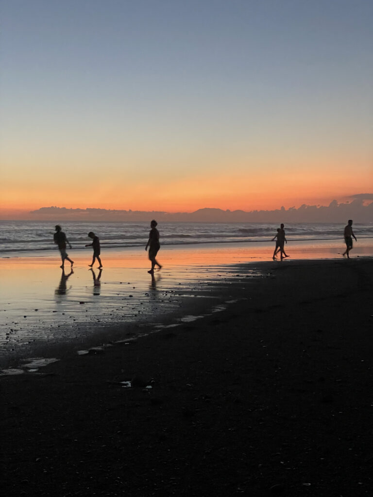 TYDZIEŃ 30 PODRÓŻY 4 Spacer nad oceanem na Bali podczas 30 tygodnia podróży.