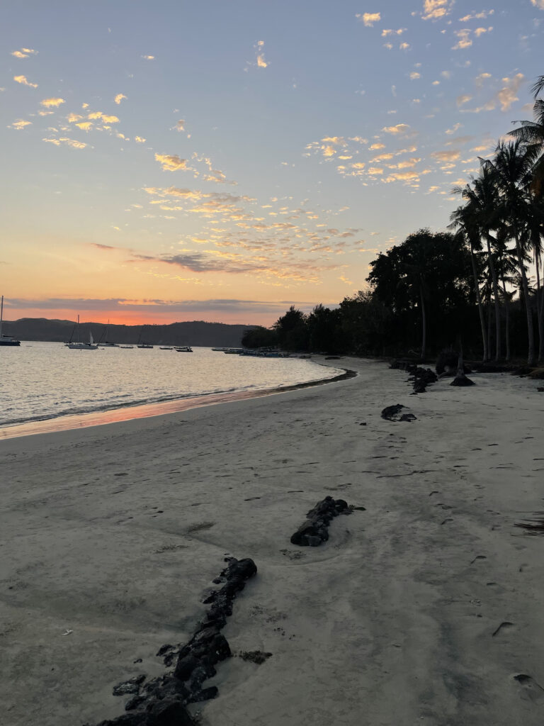 TYDZIEŃ 33 PODRÓŻY 4 Zachód słońca nad oceanem na Gili Asahan w Indonezji.