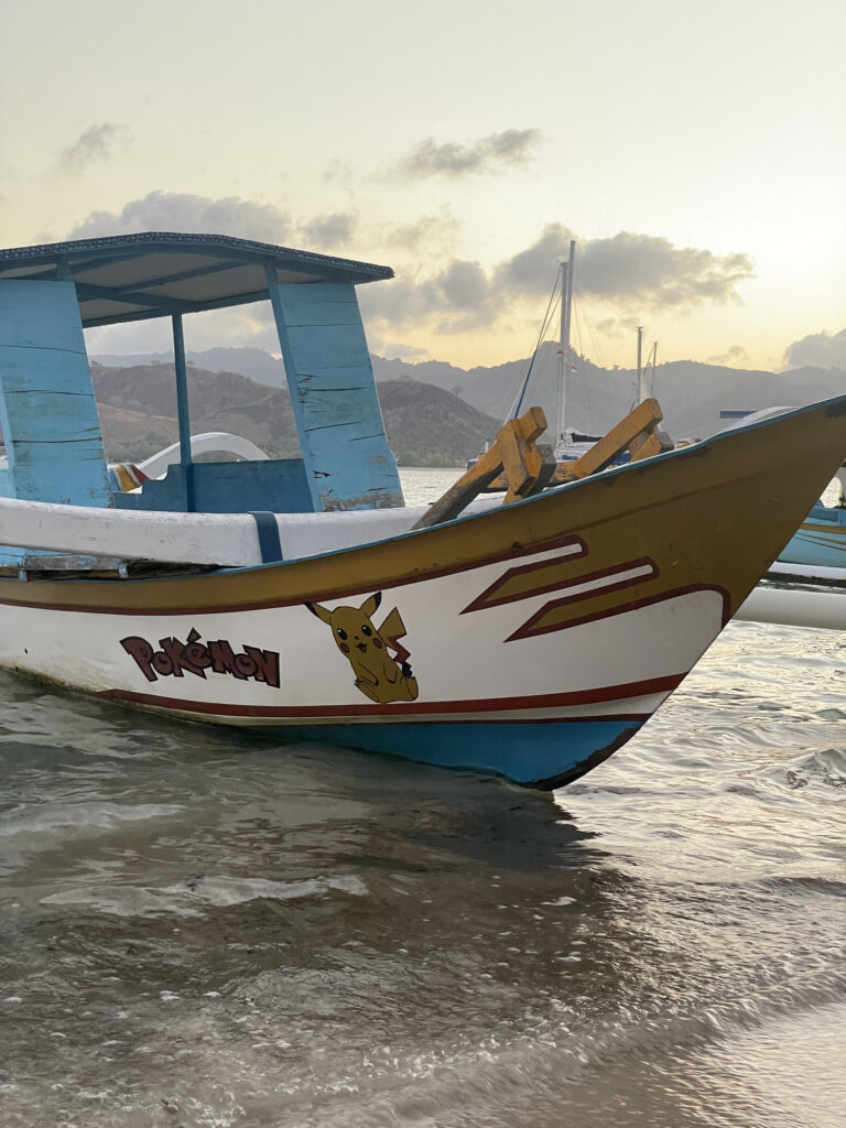 TYDZIEŃ 33 PODRÓŻY 6 Łódź rybacka Pokemon na Gili Asahan.