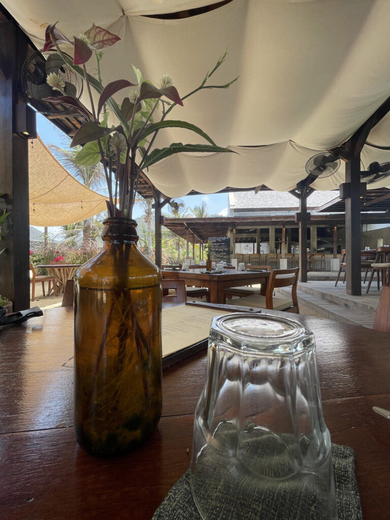 TYDZIEŃ 34 PODRÓŻY 3 Jedzenie w restauracji Codium w pobliżu Kuta Lombok.