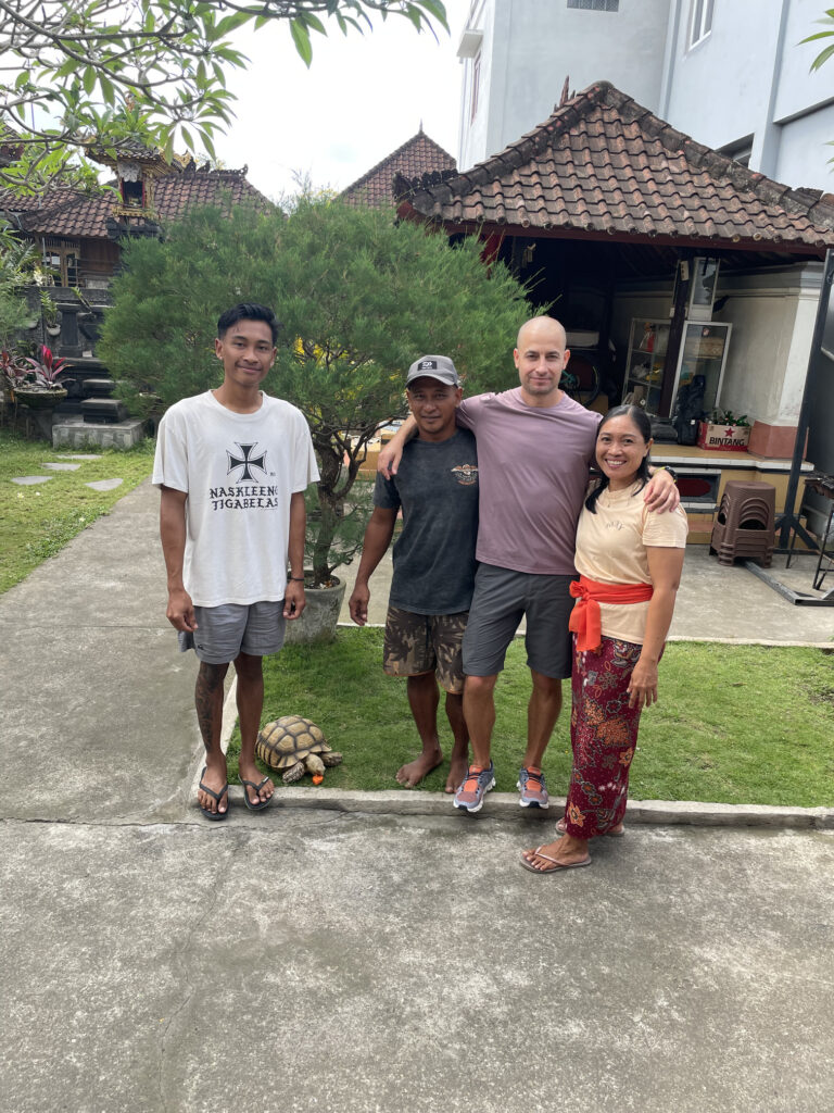 TYDZIEŃ 32 PODRÓŻY 5 Pożegnanie z balijską rodziną na Bali.